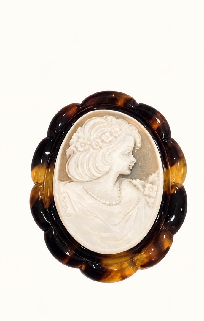 Vintage 18k Gold & Tortoiseshell Framed Shell Cameo Pendant-Brooch
